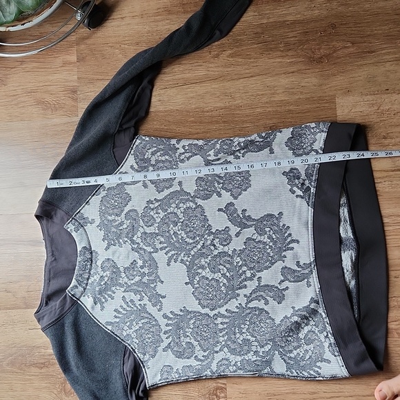 Lululemon sweatshirt Fleet street heathered grey floral sweater size 6 - Picture 5 of 7